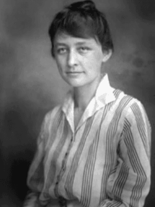 Discover the life and art of Georgia O’Keeffe in this engaging Web Story! From her iconic flower paintings to the landscapes of New Mexico, explore her legacy in 13 captivating slides.